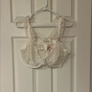 Elegant Lace Underwire Bra in Cream